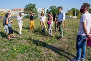 Část exkurze na střeše vodojemu společnosti Veolia, Seminář Ekologická obnova travních porostù, 22. září 2020, , foto: Barbora Čepelová