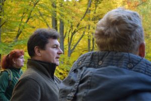 Pracovník státního podniku Lesy ČR, revírník Petr Bláha, představuje péči o EVL Březina, na jejímž plánování se podílí jak Správa CHKO České středohoří, tak Lesy ČR.