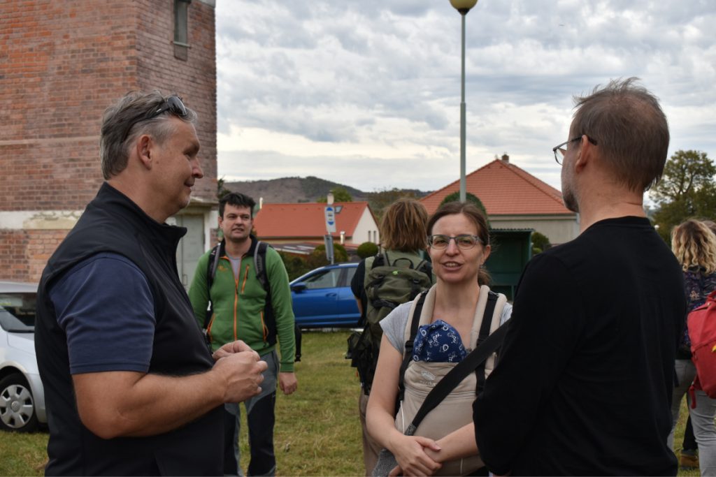Debata hlavního manažera projektu, Pavla Gruntoráda, s monitory Michalou Mariňákovou a Jana Slívy z NEEMO po návratu z EVL Oblík - Srdov - Brník