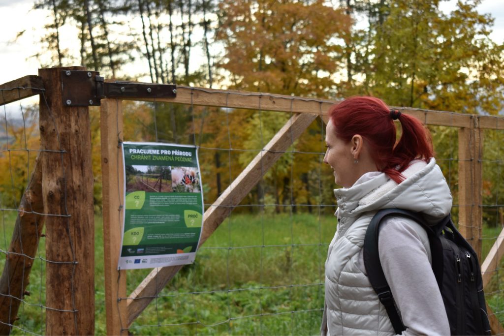 Finanční manažerka projektu, Monika Lapáčková, si prohlíží další informační tabuli projektu, tentokrát z EVL